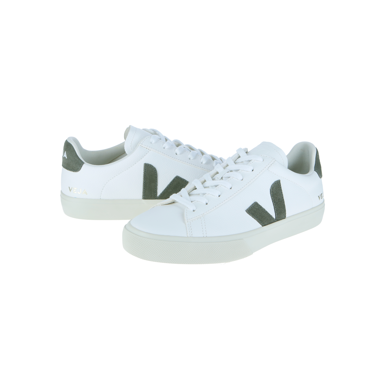 Die Veja CAMPO Extra White/Khaki Sneakers bestehen aus chromfreiem Leder, grünen V-Logos und Fersenlaschen, weißen Schnürsenkeln, cremefarbenen Gummisohlen und sind auf einem weißen Hintergrund abgebildet.