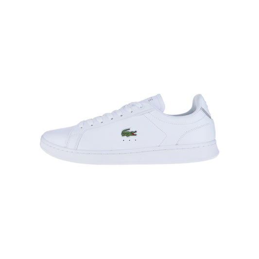 Der LACOSTE CARNABY PRO White ist ein weißer Tennis-Sneaker mit Schnürung und dem grünen Krokodil an der Seite. Er überzeugt durch modernen, eleganten Style und eine weiße Sohle für einen cleanen Look.