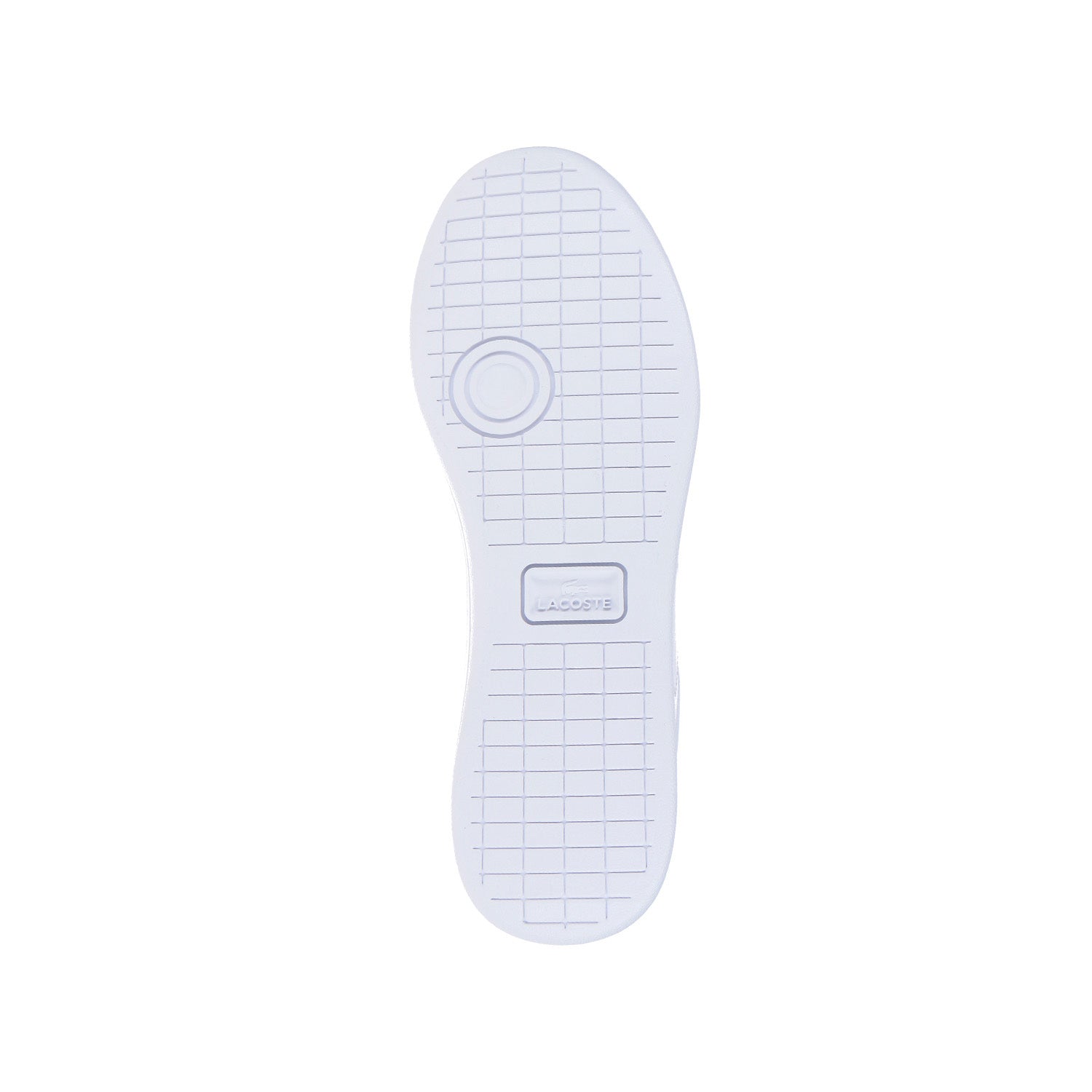 Der LACOSTE CARNABY PRO White hat eine weiße Sohle mit Gittermuster, ein rundes Design am Vorderfuß und eine LACOSTE-Prägung in der Mitte. Er verbindet moderne Eleganz mit der Inspiration eines klassischen Tennissneakers.