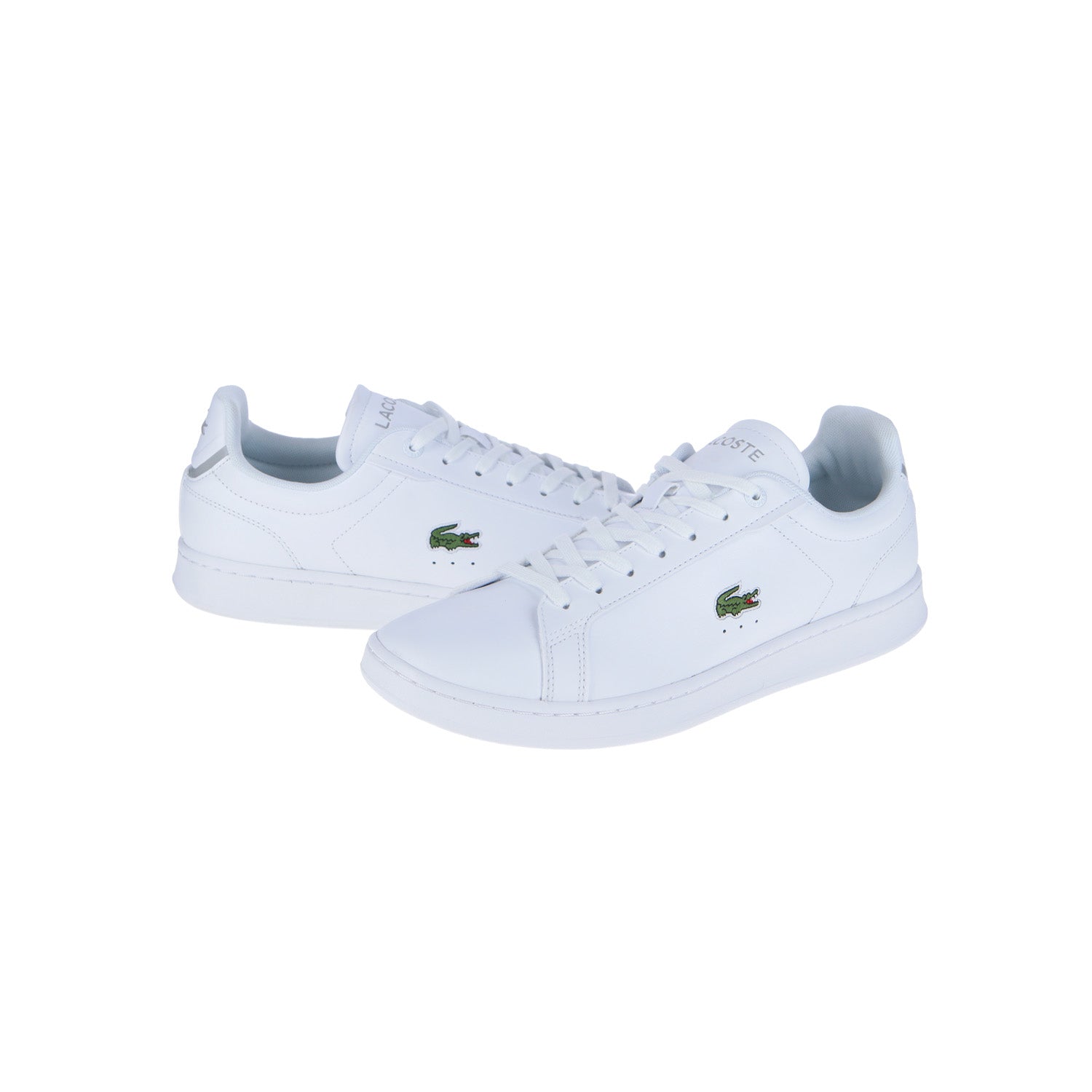 Die weißen CARNABY PRO Low-Top-Sneaker von LACOSTE mit Schnürsenkeln und grünem Krokodil-Logo an der Seite vereinen klassische Tennis-Ästhetik und moderne Eleganz auf schlichtem Weiß.