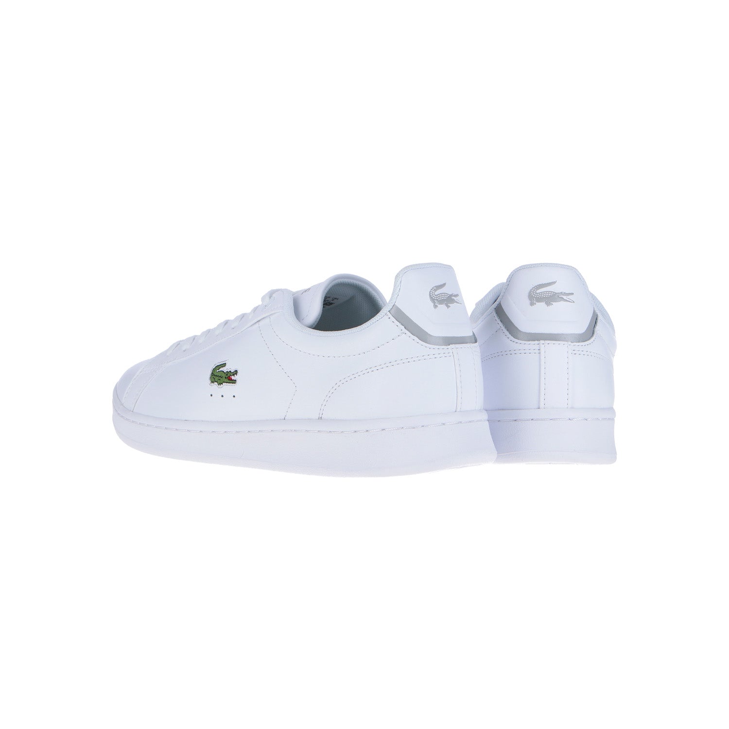Die weißen Low-Top-Sneaker LACOSTE CARNABY PRO mit dem kultigen Krokodil-Logo verbinden klassischen Tennisschuh-Stil mit moderner Eleganz. Aus der Seiten- und Rückansicht vor einem schlichten weißen Hintergrund dargestellt.