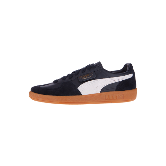 Der Puma Palermo Lth Black/Feather Gray Sneaker hat schwarzes Wildleder, federgraue Lederakzente, einen weißen Seitenstreifen und eine hellbraune Gummisohle, dargestellt von der Seite auf weißem Hintergrund.
