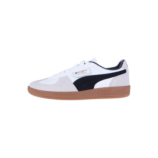 Der Puma Palermo Lth in White/Vapor Gray hat einen schwarzen Streifen, beigefarbene Wildlederakzente und eine klassische Gummisohle, die Palermo-Vibes einfängt. Abgebildet im Seitenprofil vor einem schlichten weißen Hintergrund.