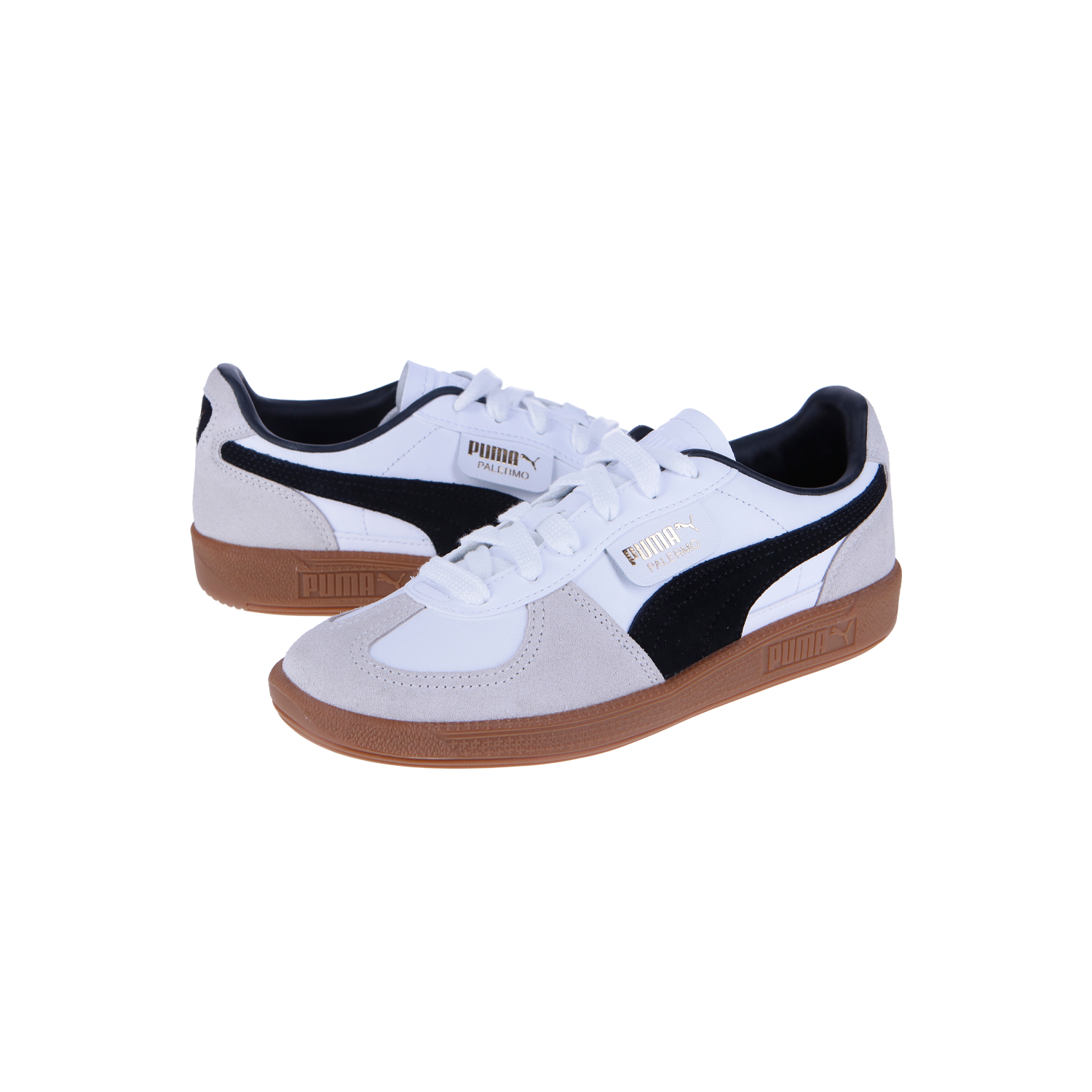 Die Puma Palermo Lth White/Vapor Gray Sneakers haben ein weißes Obermaterial, schwarze Seitenstreifen, hellgraue Wildleder-Akzente und eine klassische Gummisohle, die von den Fußballstadien der frühen 80er Jahre inspiriert ist und auf weißem Hintergrund gezeigt wird.