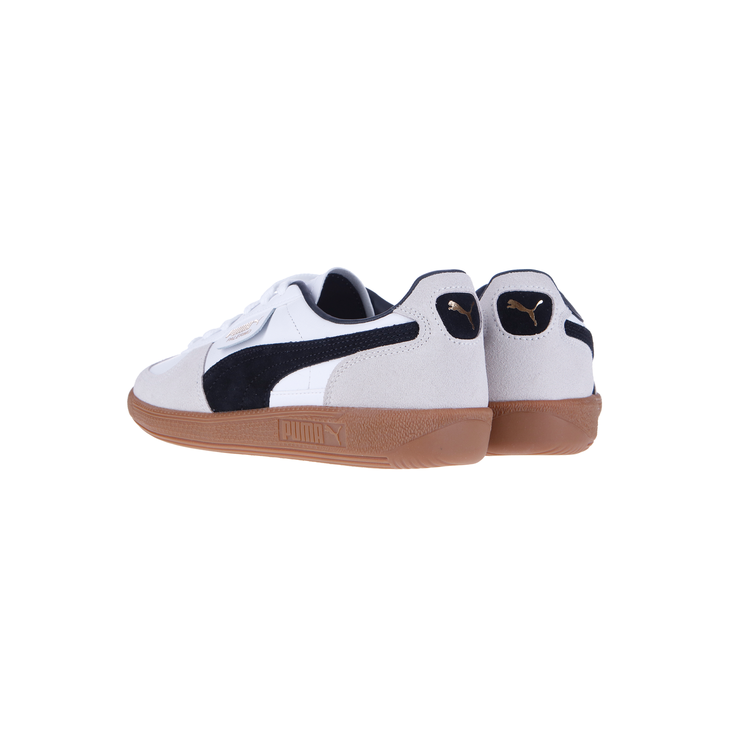 Die Puma Palermo Lth White/Vapor Gray Sneakers haben schwarze Streifen und eine klassische Gummisohle, die in einem Winkel präsentiert werden, um sowohl die Seiten- als auch die Rückansicht zu zeigen - eine Reminiszenz an den Fußballstadion-Stil der frühen 80er Jahre.