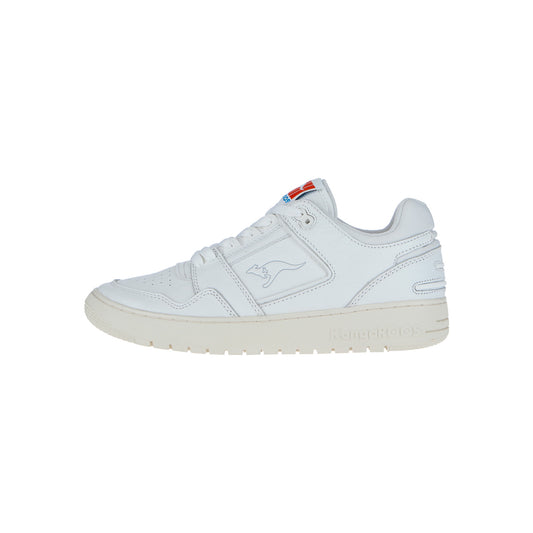 Der KangaROOS HOT SHOT LO P White MN ist ein weißer Low-Top-Sneaker aus hochwertigem Glattleder mit Känguru-Logo, perforierter Zehenbox, geprägtem Außensohle-Branding, weißen Schnürsenkeln und dezenten Nahtdetails.
