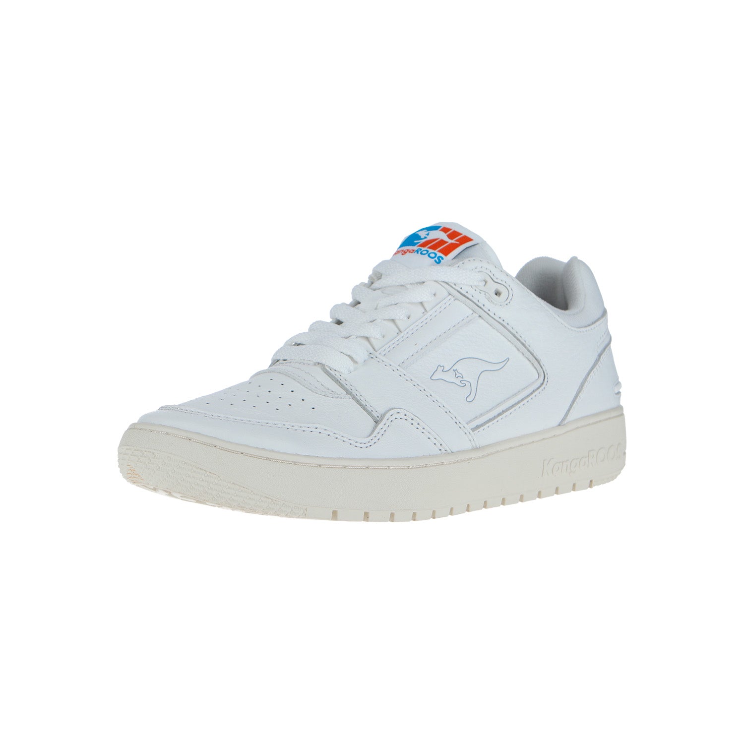 Der KangaROOS HOT SHOT LO P White MN ist ein weißer Glattleder-Sneaker mit einer hellgrauen Außensohle, einem Känguru-Logo an der Seite und einem roten, blauen und weißen Zungenlabel. Der Schuh wird in einem Winkel gezeigt, der die Seite und die Vorderseite zeigt.