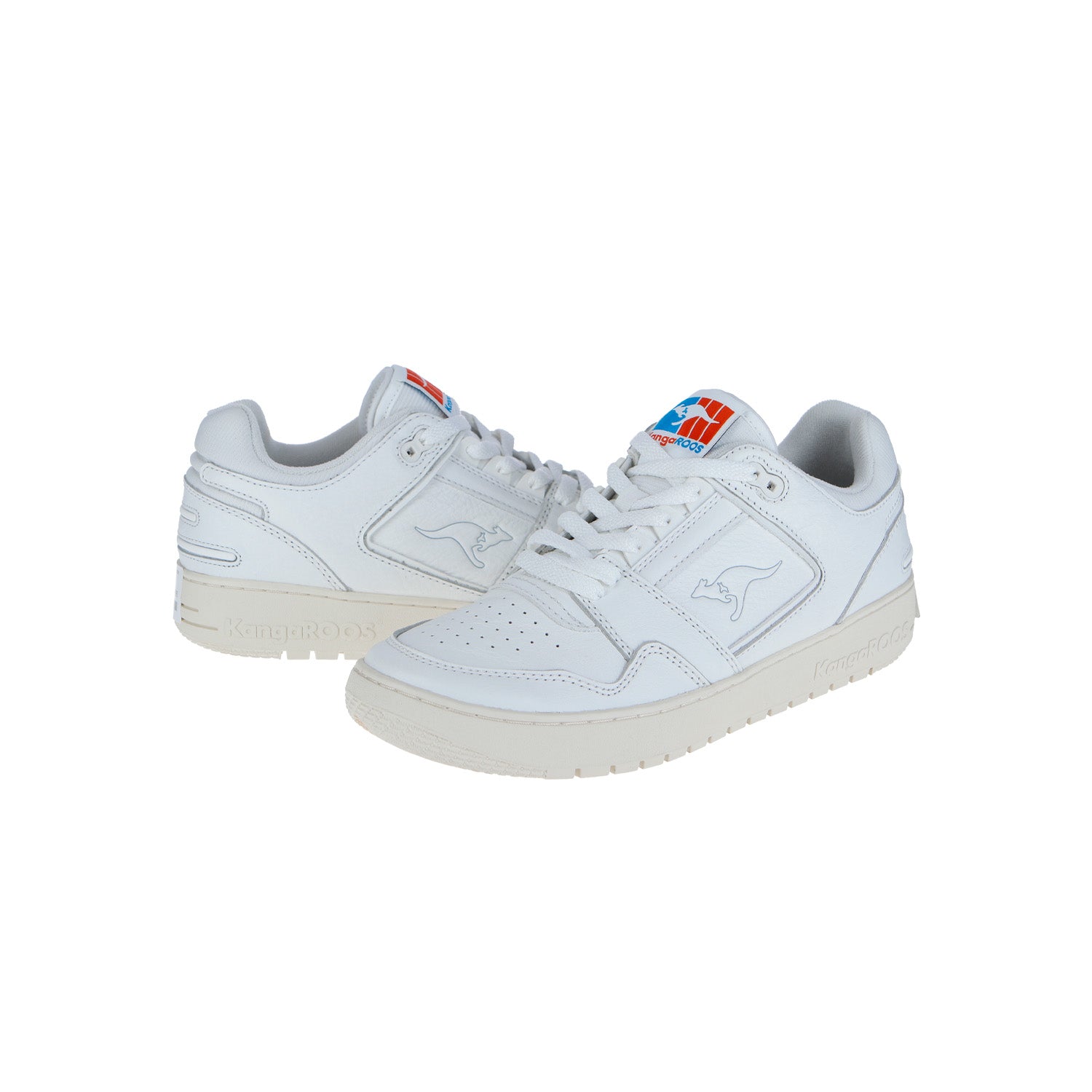Die HOT SHOT LO P White MN von KangaROOS sind weiße Low-Top-Sneaker aus Glattleder mit einem Känguru-Logo an den Seiten und einem rot-weiß-blauen Detail auf der Zunge, die sich vor einem schlichten weißen Hintergrund abheben.