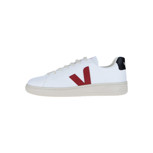 Der Veja Urca CWL White/Marsala/Black Sneaker hat ein rotes V-Logo, weiße Schnürsenkel, eine beige Sohle und eine schwarze Fersenlasche. Hergestellt aus nachhaltigen Materialien von VEJA. Präsentiert auf einem schlichten weißen Hintergrund.