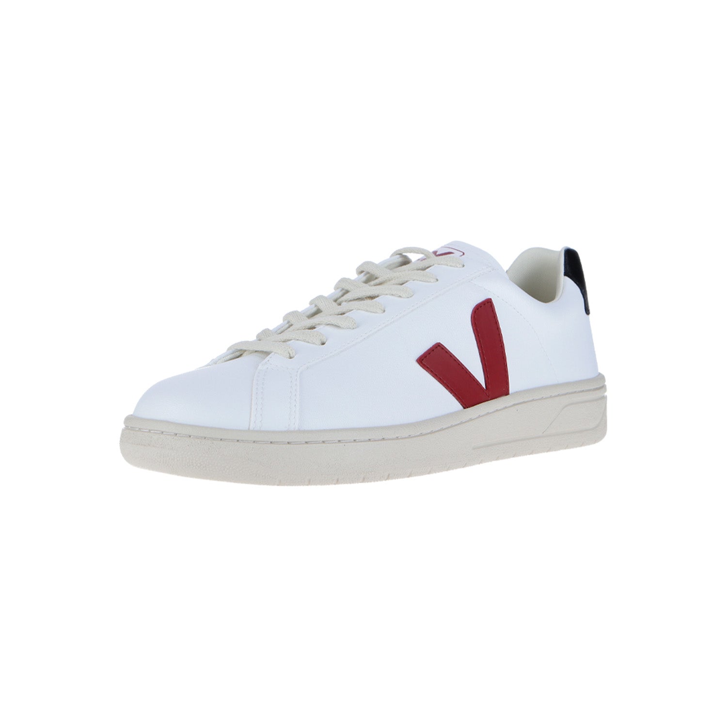 Der Veja Urca CWL White/Marsala/Black Sneaker hat ein weißes Obermaterial, eine beigefarbene Sohle, ein rotes V-Logo, beigefarbene Schnürsenkel und eine schwarze Fersenlasche. Er ist aus nachhaltigen Materialien hergestellt und wird auf einem schlichten weißen Hintergrund gezeigt.