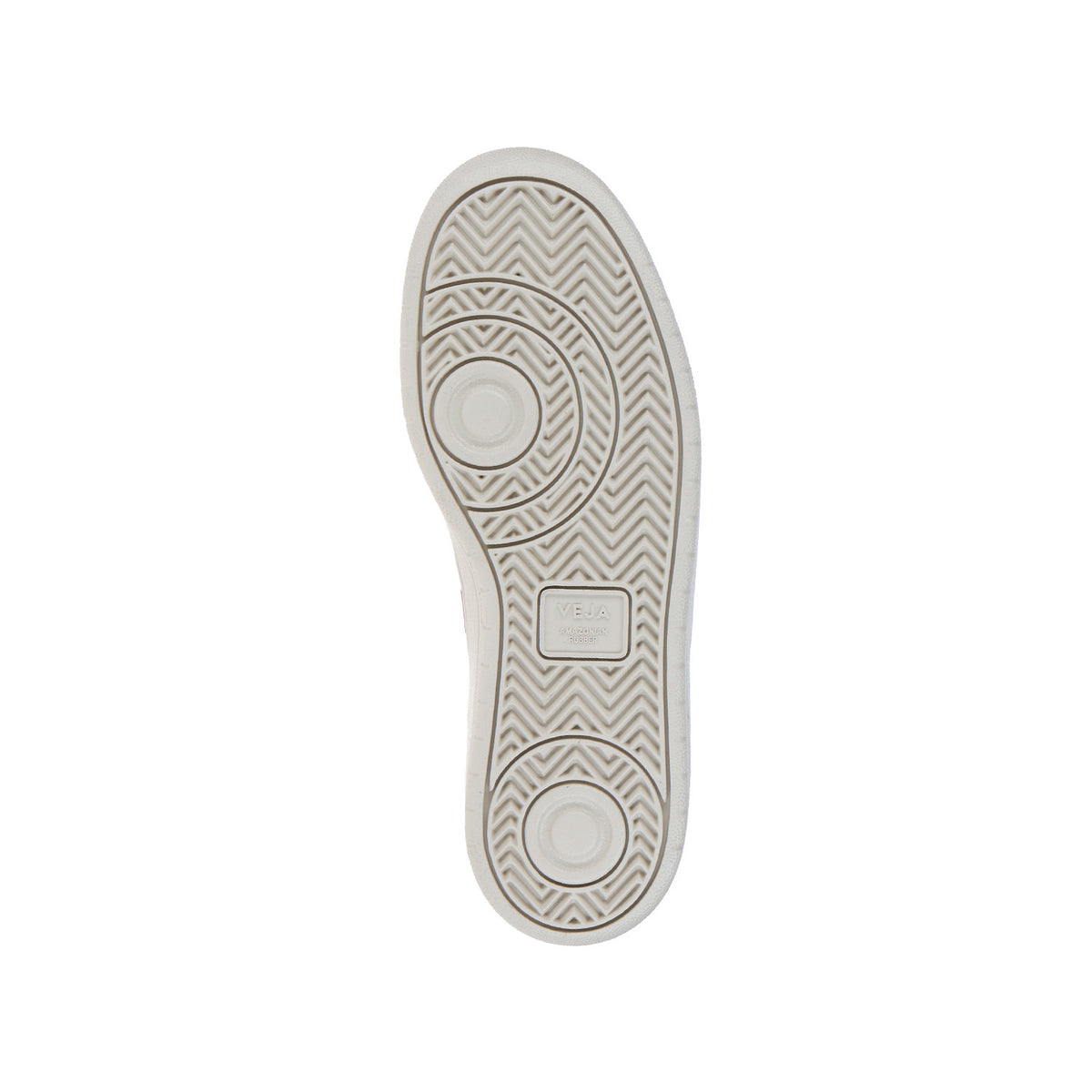 Abgebildet ist die Unterseite eines weißen Sneakers mit auffälligem Zickzackprofil, runden Vertiefungen und dem gut lesbaren VEJA-Schriftzug in der Mitte. Die Sohle wird auf weißem Hintergrund gezeigt.