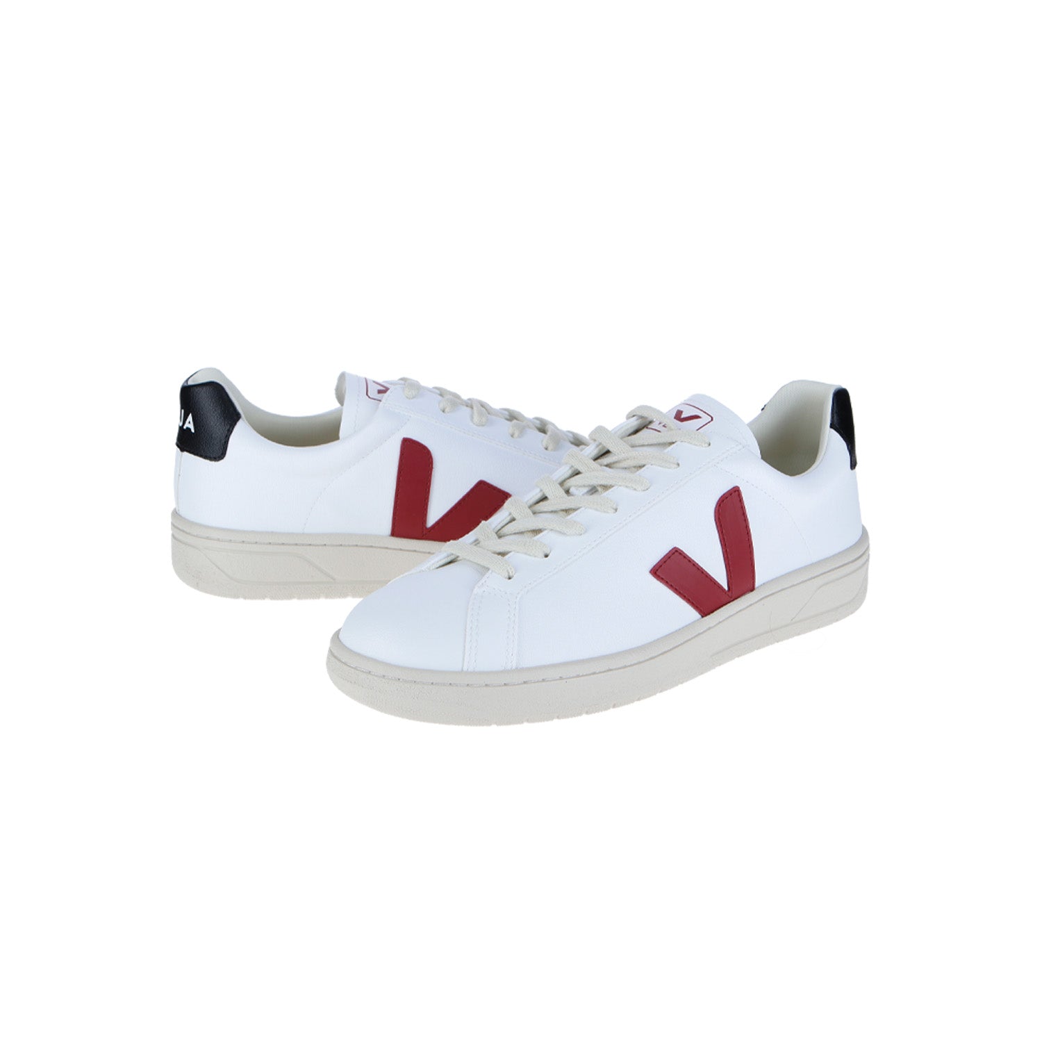 Ein Paar Veja Urca CWL Weiß/Marsala/Schwarz Sneakers mit rotem V-Logo, beiger Sohle und schwarzer Fersenkappe, hergestellt aus nachhaltigen Materialien. Der linke Schuh sitzt etwas hinter und links neben dem rechten Schuh.