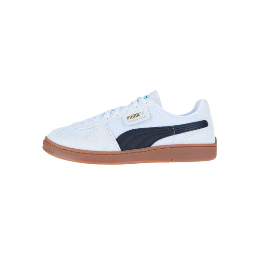 Der Puma Super Team OG White Sneaker hat einen dunkelblauen Seitenstreifen, ein goldenes Puma-Logo, eine hellbraune Gummisohle und hochwertiges Obermaterial, das im Seitenprofil vor einem schlichten weißen Hintergrund gezeigt wird.