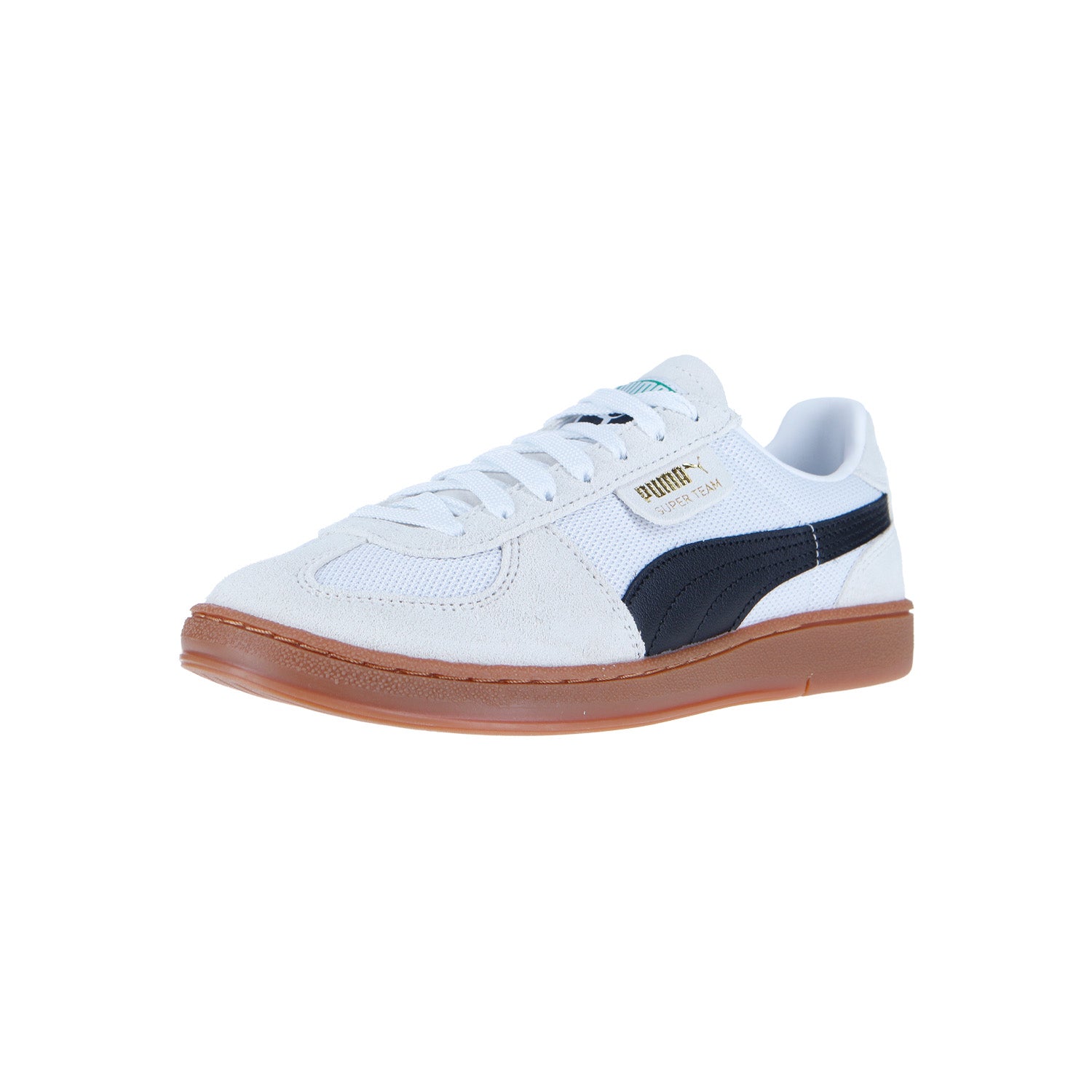 Der Puma Super Team OG White ist ein klassischer weißer Sneaker mit brauner Gummisohle, schwarzem Puma-Streifen und goldenem PUMA SUPER TEAM-Schriftzug - ein kultiger Look, inspiriert vom Vintage-Handballer-Stil, der sich auf einem schlichten weißen Hintergrund präsentiert.