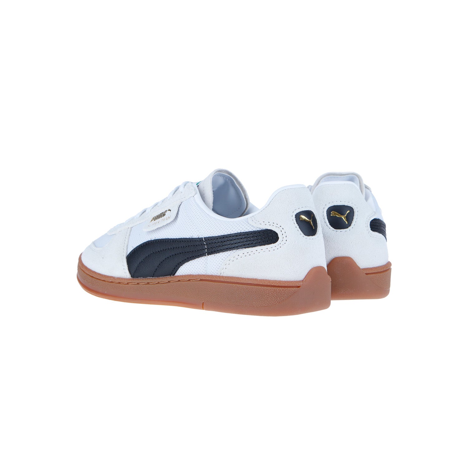 Die Puma Super Team OG White Sneakers haben dunkelblaue Seitenstreifen, hellbraune Gummisohlen und goldene Puma Logos an der Ferse und der Zunge, die aus hochwertigem Obermaterial gefertigt sind - alles auf weißem Hintergrund.