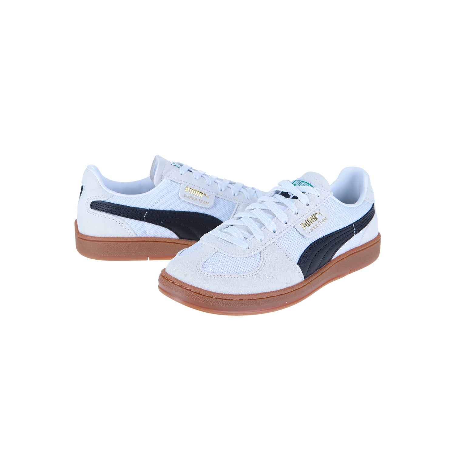 Ein Paar Puma Super Team OG White Sneakers mit schwarzen Seitenstreifen, Gummisohlen und goldenem Branding sind auf weißem Hintergrund abgebildet - eine Seite zeigt nach vorne, die andere ist angewinkelt, um die Seite und die Rückseite zu zeigen.