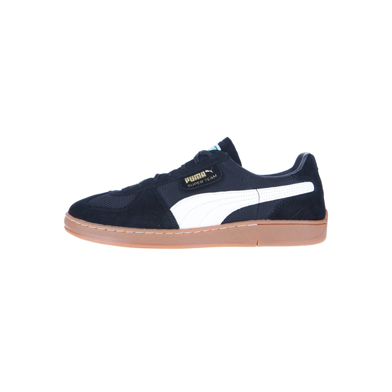 Der Puma Super Team OG Black Sneaker hat einen weißen Streifen, ein goldenes Super Liga Logo, schwarze Schnürsenkel, Kontrastnähte und eine braune Gummisohle. Abgebildet im Profil auf einem weißen Hintergrund.