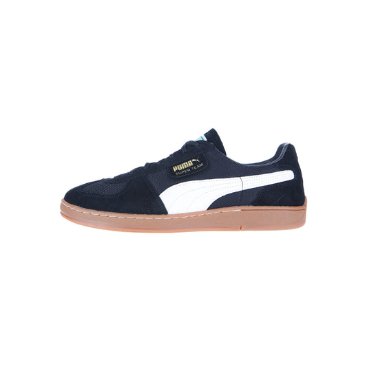 Der Puma Super Team OG Black Sneaker hat einen weißen Streifen, ein goldenes Super Liga Logo, schwarze Schnürsenkel, Kontrastnähte und eine braune Gummisohle. Abgebildet im Profil auf einem weißen Hintergrund.
