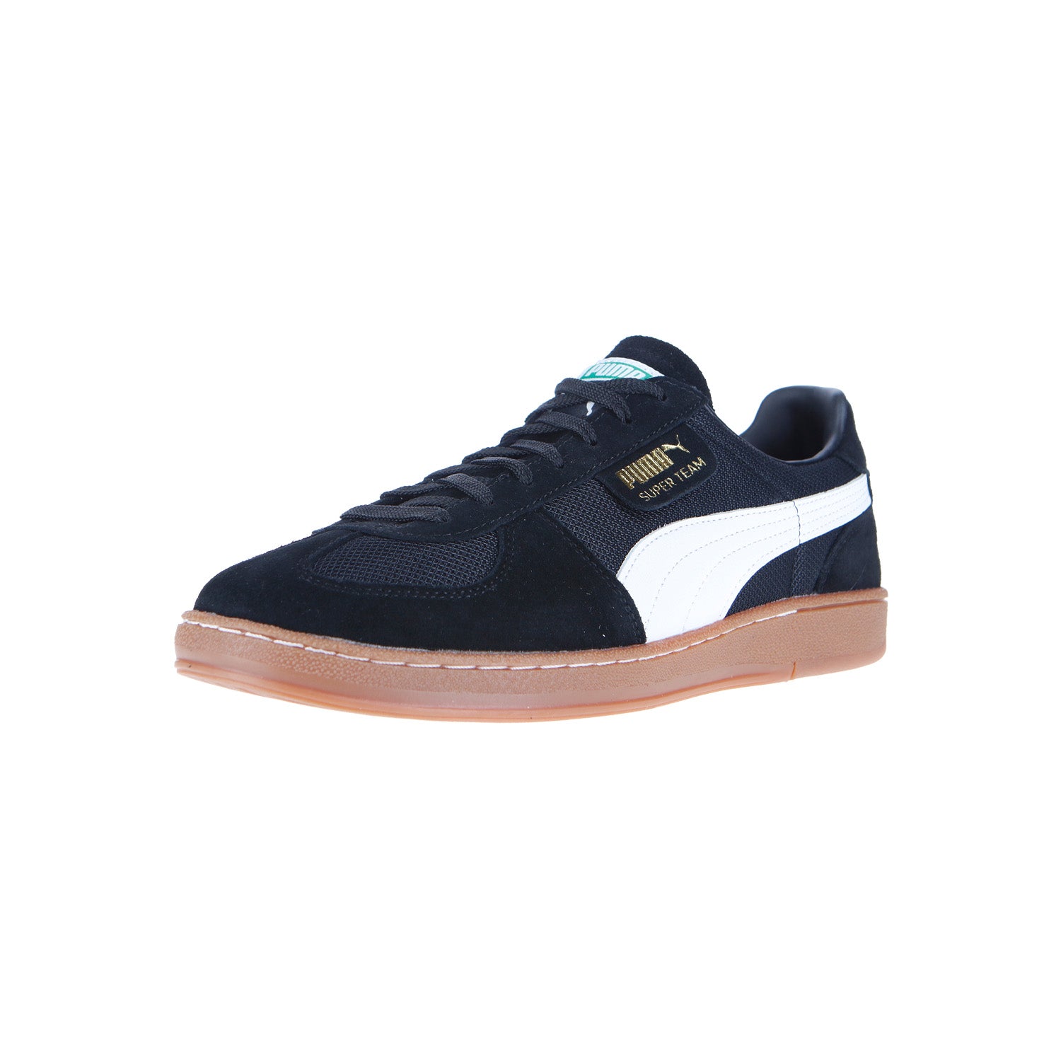 Der Puma Super Team OG Black Sneaker hat Kontrastnähte, einen weißen Streifen, eine braune Gummisohle und einen goldenen "Super Liga"-Schriftzug an der Seite, der vom klassischen Handball-Stil inspiriert ist und vor einem weißen Hintergrund steht.