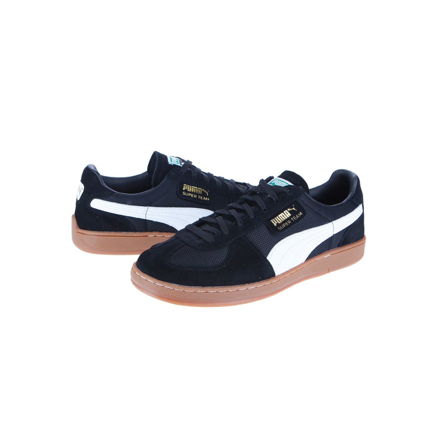 Ein Paar Puma Super Team OG Black Sneakers aus schwarzem Wildleder mit weißen Streifen und einer Gummi-Cupsohle, gezeigt auf einem weißen Hintergrund. Gold Suede VTG Schriftzug und subtile Kontrastnähte fügen Detail, neben dem Puma-Logo an der Seite.