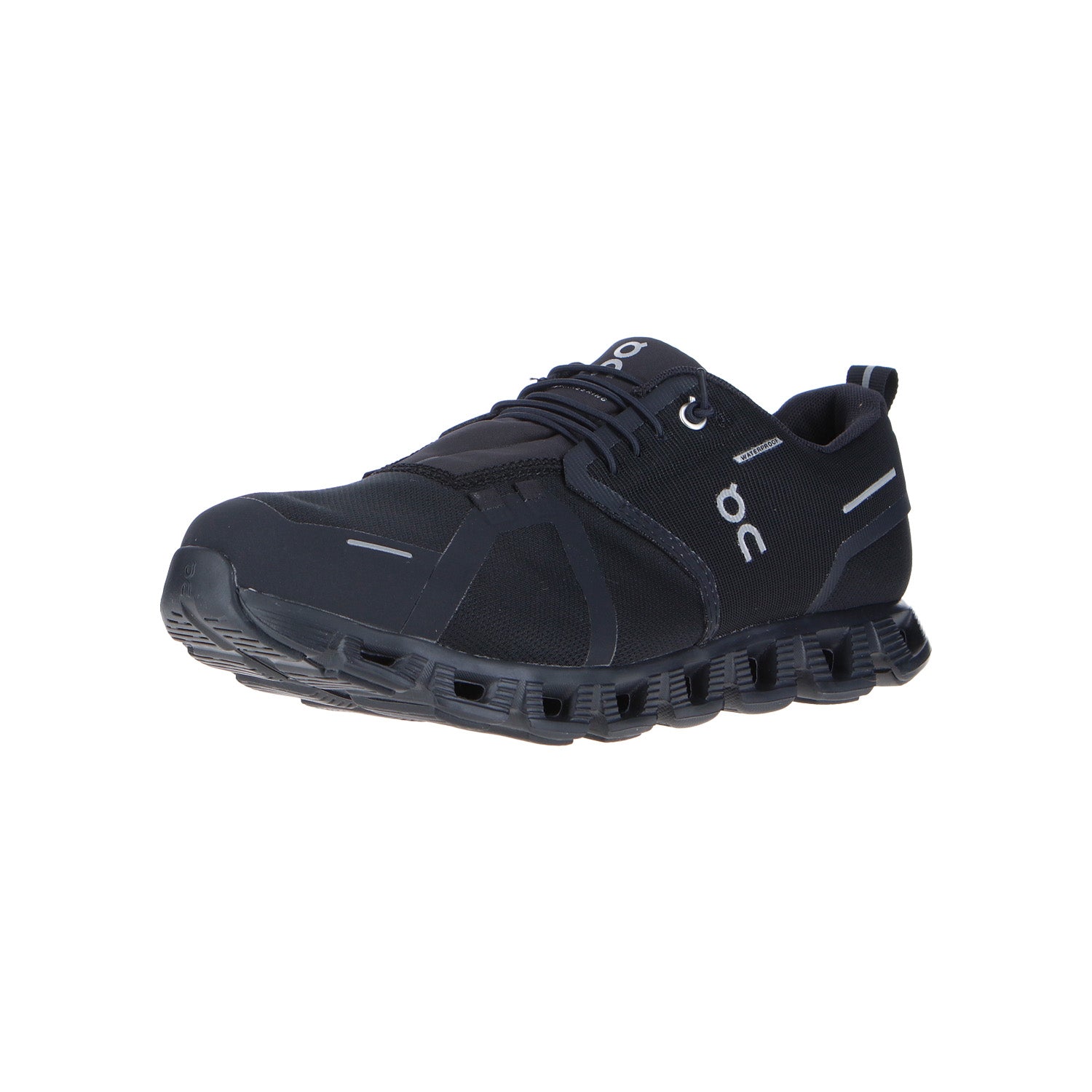 Der On Cloud 5 Waterproof Men All Black ist ein schwarzer, sportlicher Laufschuh mit einem Obermaterial aus recyceltem Polyester-Mesh, einem Schnürverschluss, einer einzigartigen, segmentierten Sohle, dezenten weißen On-Logos an der Seite und auf der Zunge sowie einer Zuglasche an der Ferse.