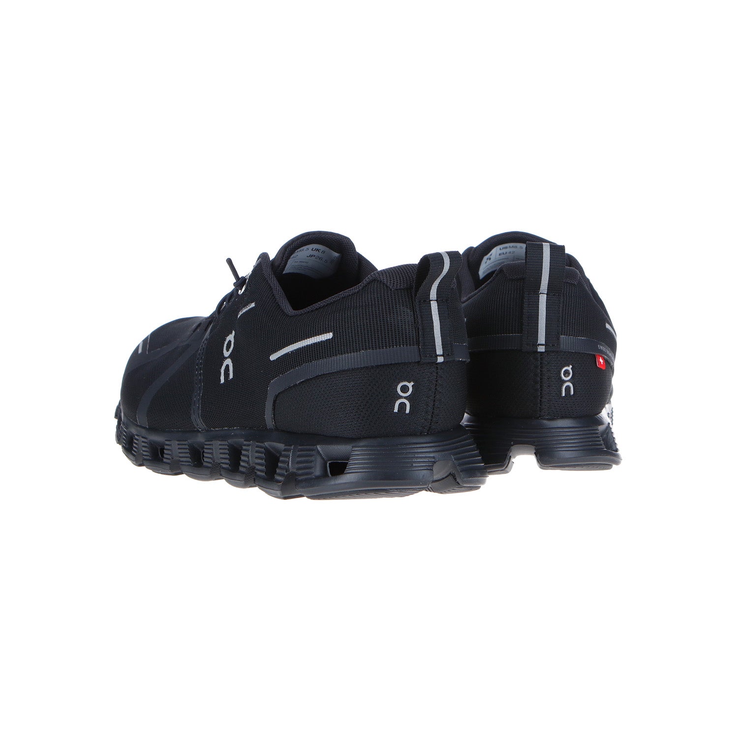 Die On Cloud 5 Waterproof Men All Black Laufschuhe verfügen über eine klobige Sohle aus recyceltem Polyester, ein seitliches Logo und reflektierende Details, die von hinten und von der Seite vor einem weißen Hintergrund zu sehen sind.
