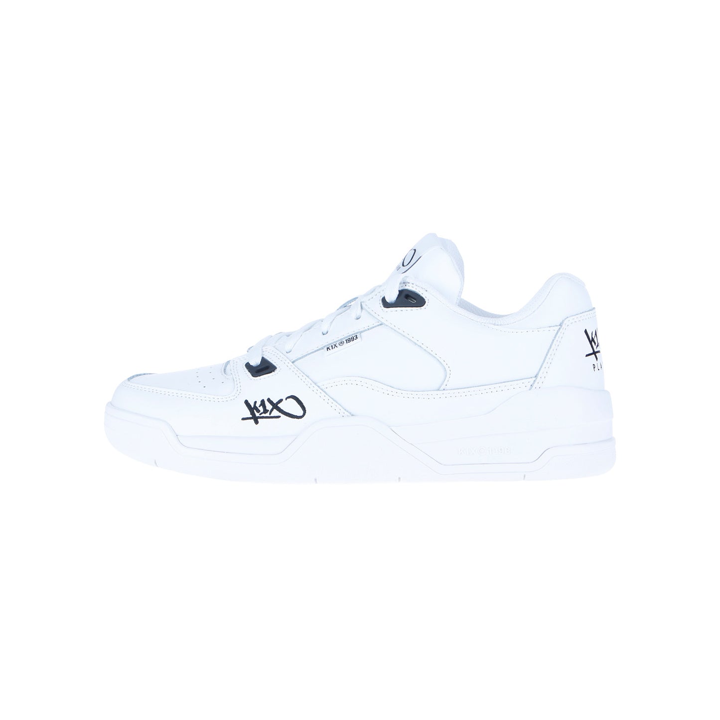 Der K1X Glide White/Black ist ein Low-Top-Sneaker mit schwarzem, stilisiertem Schriftzug an der Seite und an der Ferse, der sich durch ein cleanes, vom Gleiten inspiriertes Design und eine flache, weiße Sohle der kultigen Hip-Hop-Marke auszeichnet.