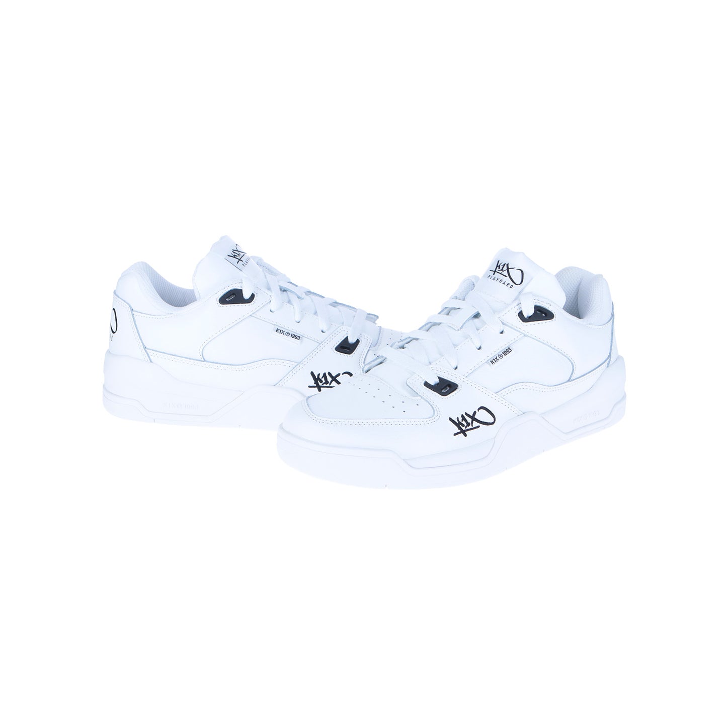 Die K1X Glide White/Black Sneakers zeigen fette schwarze Logos und Akzente im Graffiti-Stil auf knackig weißen Low-Tops, die einen authentischen Hip-Hop-Brand-Vibe einfangen, der vor einem sauberen weißen Hintergrund steht.