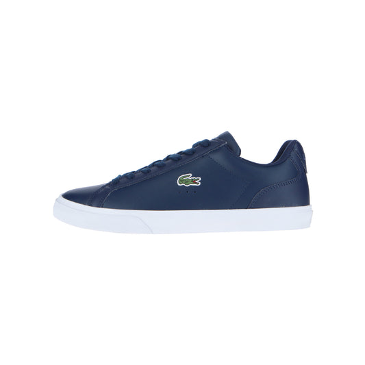 Die LACOSTE Lerond Pro NVY/WHT Sneakers in navy mit weißer Sohle, blauen Schnürsenkeln und dem charakteristischen grünen Krokodil-Logo an der Seite bieten einen klassischen und sportlichen Low-Top-Look.