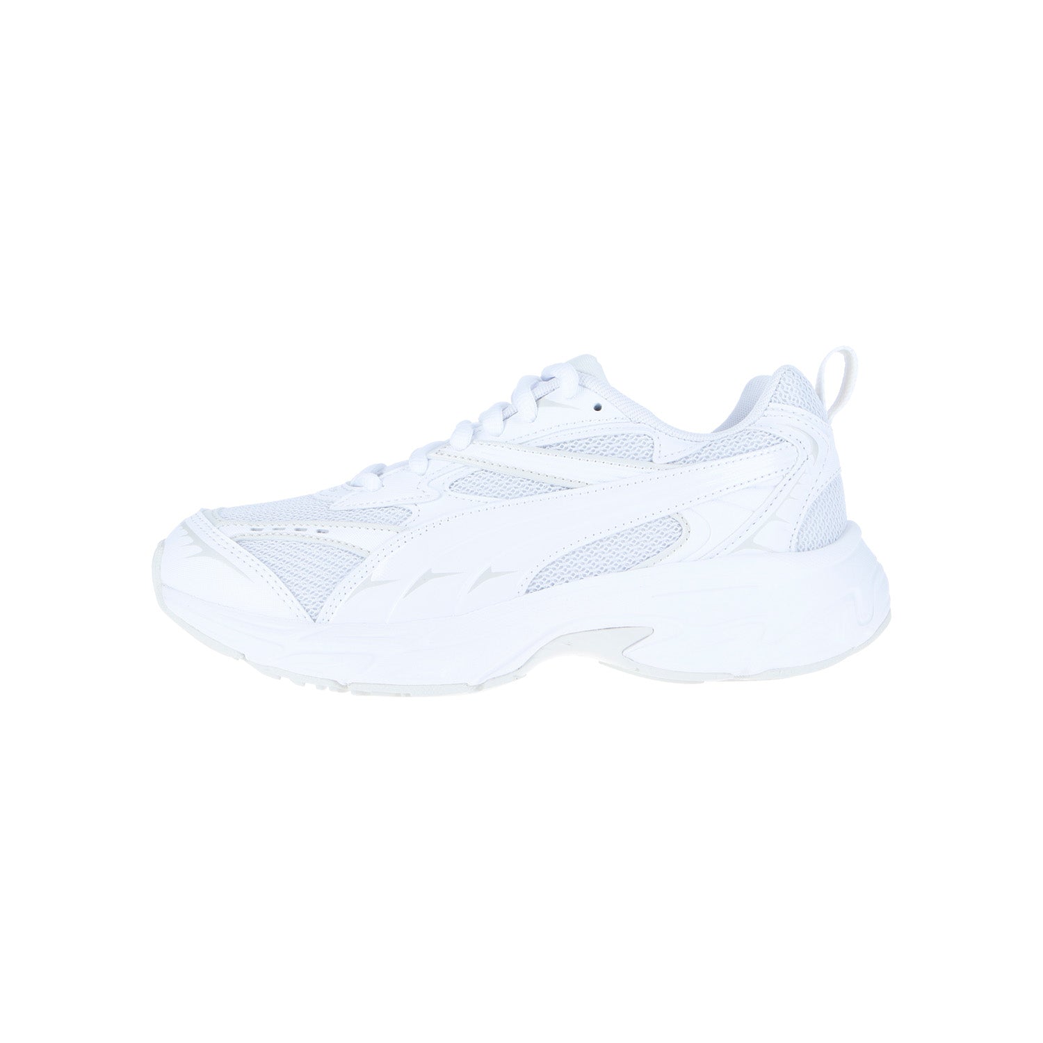 Der Puma Morphic Base White/Sedate Gray ist ein sportlicher Sneaker mit einer klobigen Sohle und Mesh-Einsätzen, der eine Mischung aus sportlichem und Retro-Laufstil präsentiert. Es ist im Seitenprofil vor einem schlichten weißen Hintergrund angezeigt.