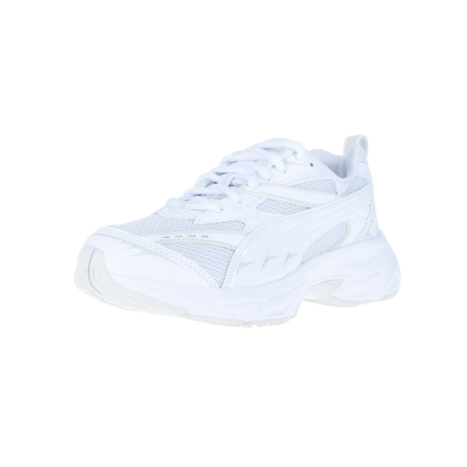 Der Puma Morphic Base White/Sedate Gray Sneaker von Puma hat eine klobige Sohle, ein Obermaterial aus Mesh und Synthetik und einen Schnürverschluss. Er bietet einen Retro-Laufstil mit einer athletischen Silhouette, die auf einem schlichten weißen Hintergrund gezeigt wird.