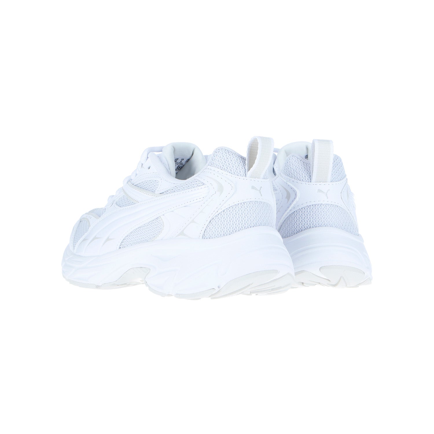 Ein Paar Puma Morphic Base White/Sedate Gray Turnschuhe mit Mesh- und Lederdetails, athletische Silhouette, gezeigt von hinten und von der Seite auf einem weißen Hintergrund.