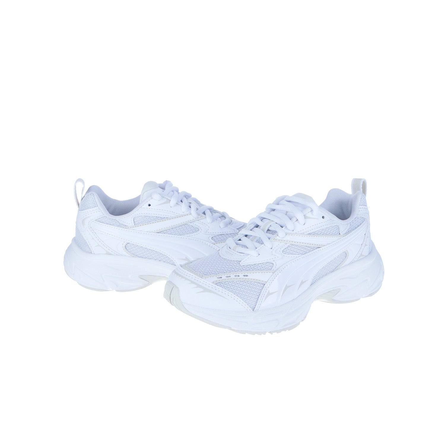 Ein Paar Puma Morphic Base White/Sedate Gray Sneakers mit klobigen Sohlen und Mesh-Details, die eine athletische Silhouette aufweisen, sind nebeneinander auf einem schlichten weißen Hintergrund positioniert.