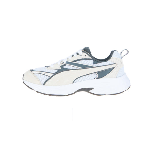 Der Puma Morphic Suede White/Sugared Almond präsentiert sich mit grauen und cremefarbenen Akzenten, weißen Schnürsenkeln, Mesh-Einsätzen und dicker Gummisohle in athletischer Retro-Silhouette auf weißem Hintergrund.