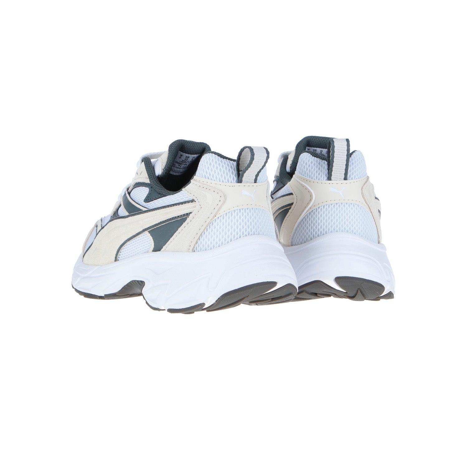 Ein Paar Puma Morphic Suede White/Sugared Almond Sneakers mit dicker Sohle, von hinten gezeigt, heben Mesh- und Wildlederdetails, Zuglaschen an den Fersen, ein dunkles Seitenlogo und eine retro-inspirierte, athletische Silhouette hervor.