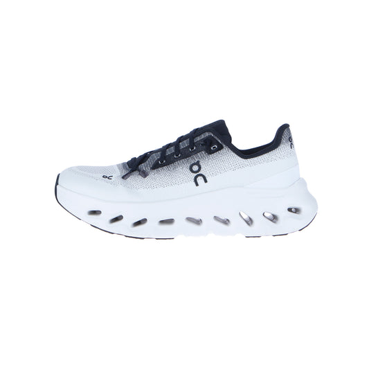Der On Cloudtilt MN Black/Ivory Sneaker hat eine dicke, belüftete Sohle mit ovalen Aussparungen, schwarze Schnürsenkel, einen schwarzen Absatz und schicke Logodetails. Hergestellt aus recyceltem Polyester - ideal für dein nächstes Outdoor-Abenteuer.