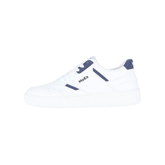 Der MoEa GEN1 Mushroom White & Navy Sneaker hat ein weißes Design mit marinefarbenen Akzenten an der Ferse, der Zunge und der Seite. Hergestellt aus Pilzhaut, bietet er eine umweltfreundliche Wahl und umfasst eine dicke weiße Sohle und Schnürsenkel.