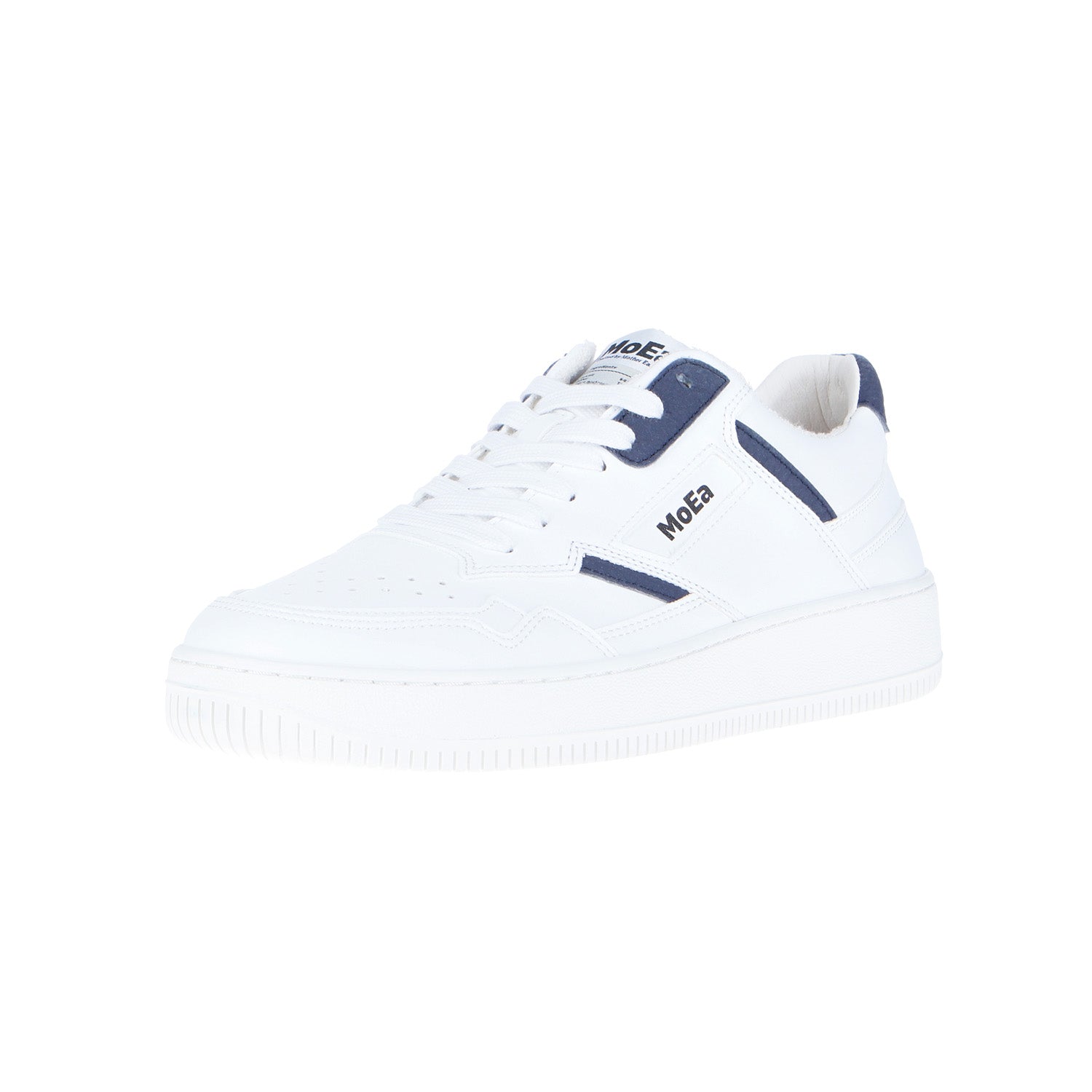 Der MoEa GEN1 Mushroom White & Navy ist ein weißer Low-Top-Sneaker mit marineblauen Akzenten, weißen Schnürsenkeln und MoEa-Branding. Er wurde als umweltfreundliche Alternative entworfen und ist auf einem schlichten weißen Hintergrund zu sehen.