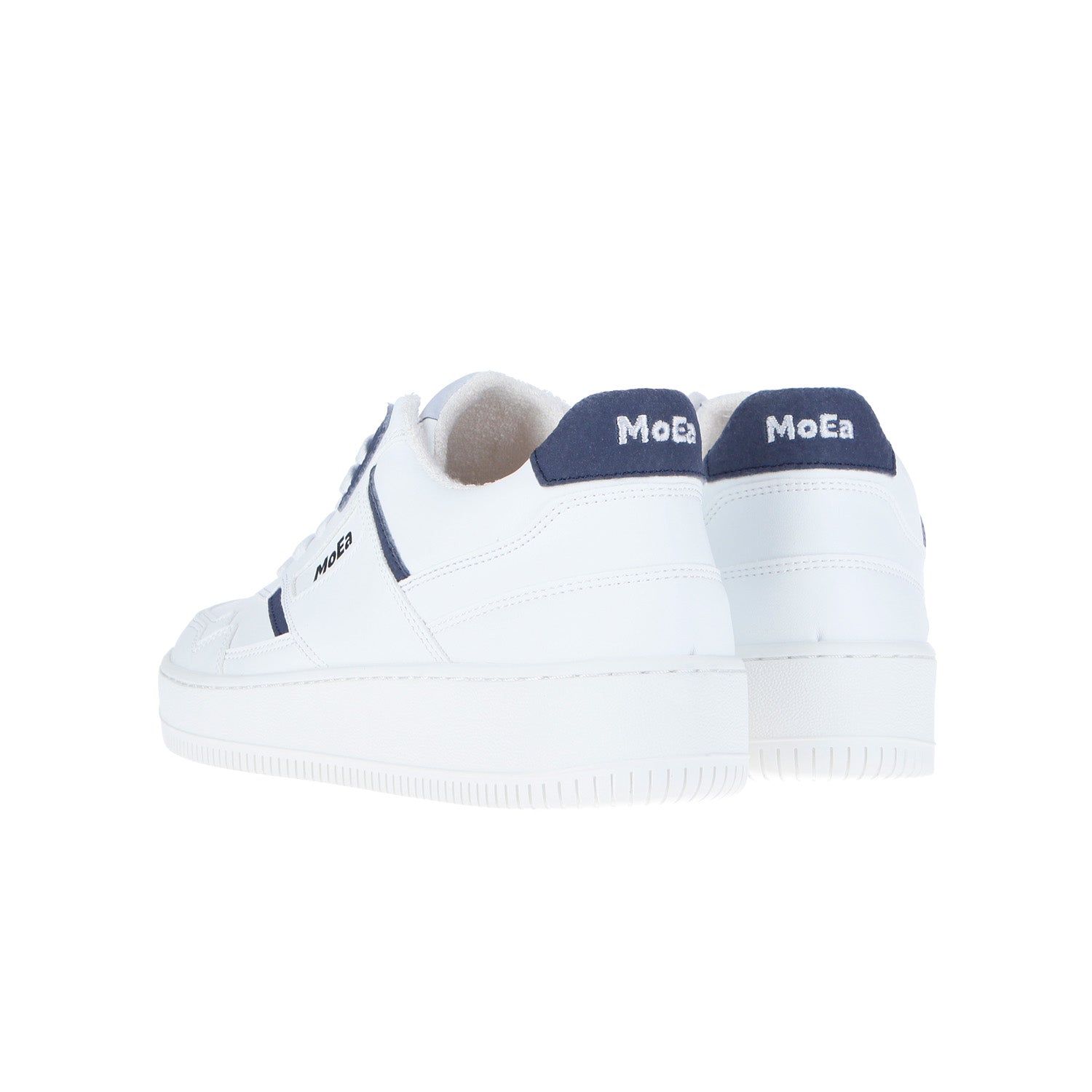 Ein Paar MoEa GEN1 Mushroom White & Navy Sneakers mit marineblauen Absätzen und weißer Schrift "MoEa". Diese umweltfreundliche Option wird auf einem weißen Hintergrund von hinten und von der Seite gezeigt.