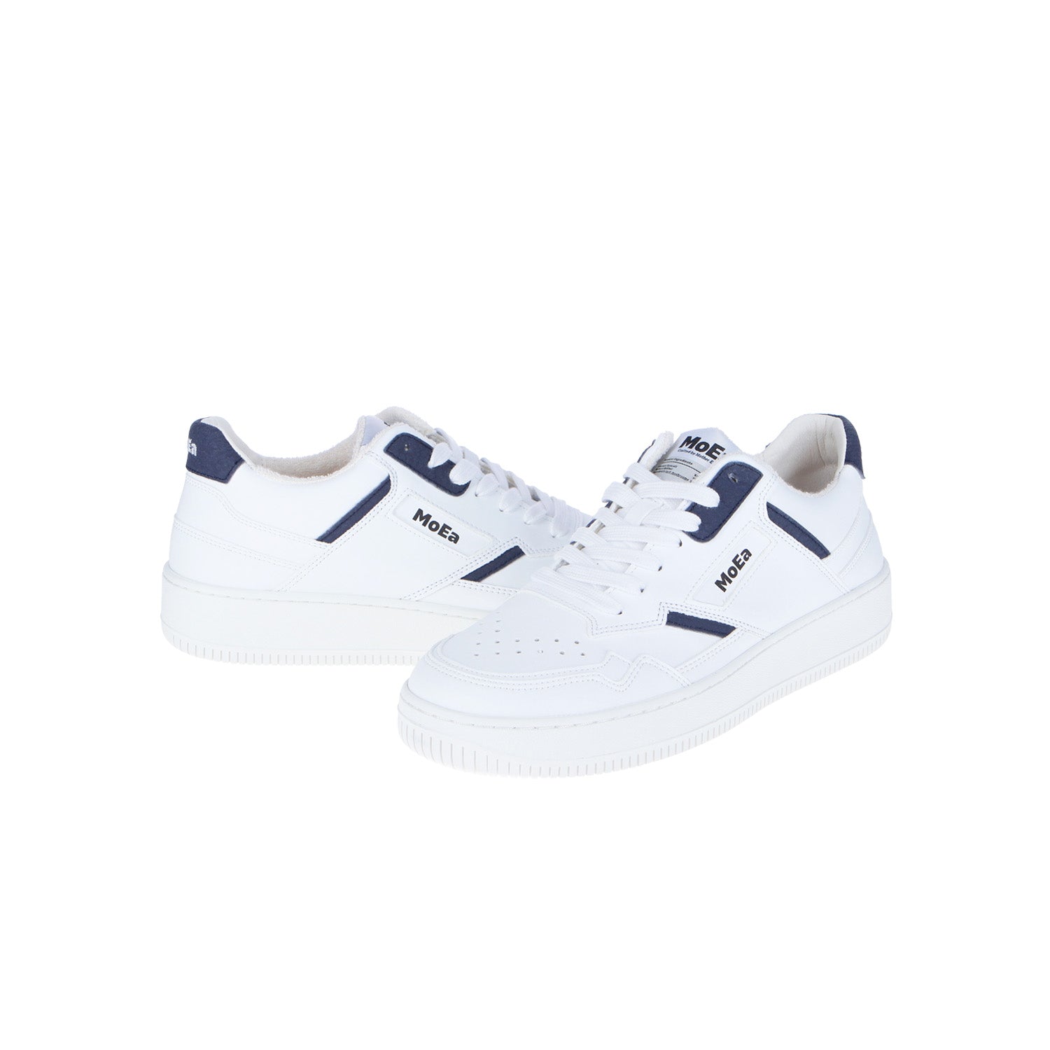 Die MoEa GEN1 Mushroom White & Navy Sneakers sind mit marineblauen Akzenten und dem MoEa-Logo versehen. Sie werden aus Pilzhaut als umweltfreundliche Alternative hergestellt und sind auf einem schlichten weißen Hintergrund zu sehen.