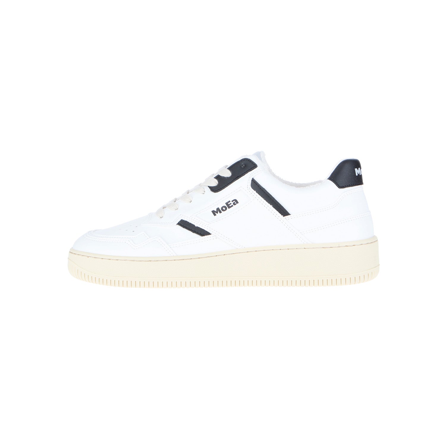 Der MoEa GEN1 Grapes Retro White & Black ist ein nachhaltiger Sneaker mit weißem Obermaterial, schwarzen Akzenten, einer beigen Gummisohle und dem MoEa-Branding an der Seite und an der Ferse auf einem schlichten weißen Hintergrund.