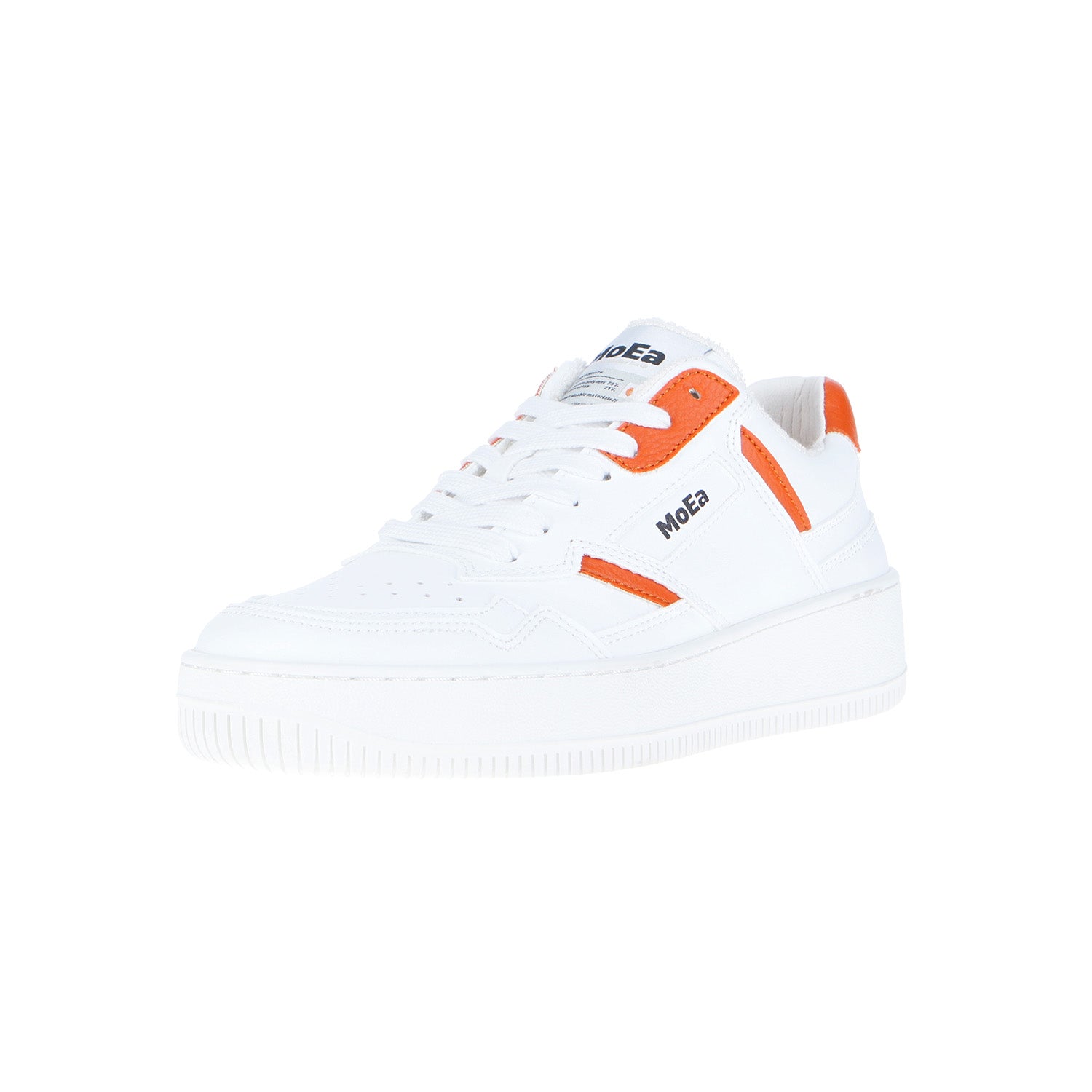 Der MoEa GEN1 Orange White & Orange ist ein weißer Low-Top-Sneaker mit orangefarbenen Akzenten, weißen Schnürsenkeln, MoEa-Branding an der Seite, einer klobigen weißen Sohle und ist aus recycelten Komponenten für zusätzliche Umweltfreundlichkeit hergestellt.