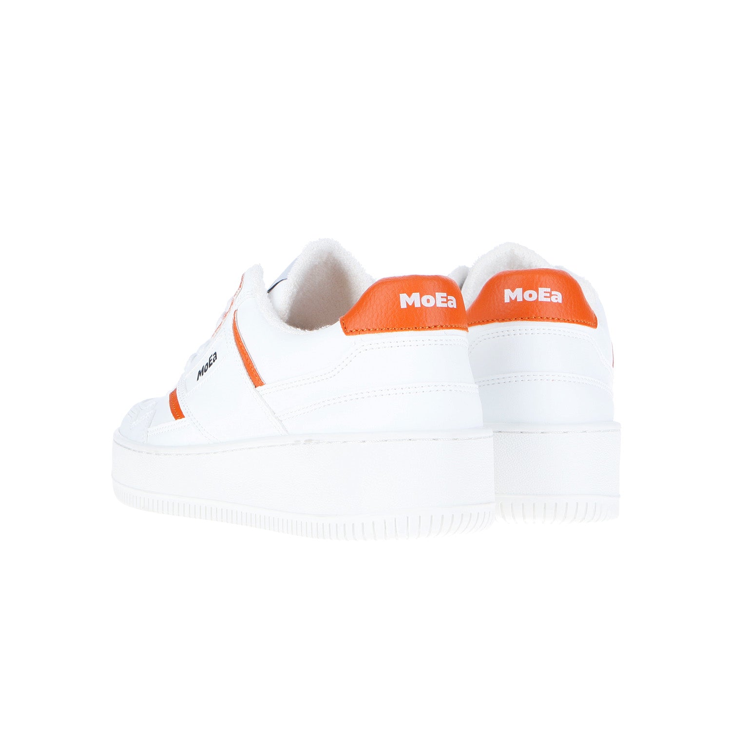 Die GEN1 Orange White & Orange Sneakers von MoEa haben ein weißes Obermaterial, orangefarbene Fersenakzente und den Markennamen auf der Rückseite. Die bequemen Schuhe sind aus recycelten Komponenten hergestellt und zeigen sich von hinten und von der Seite vor einem weißen Hintergrund.