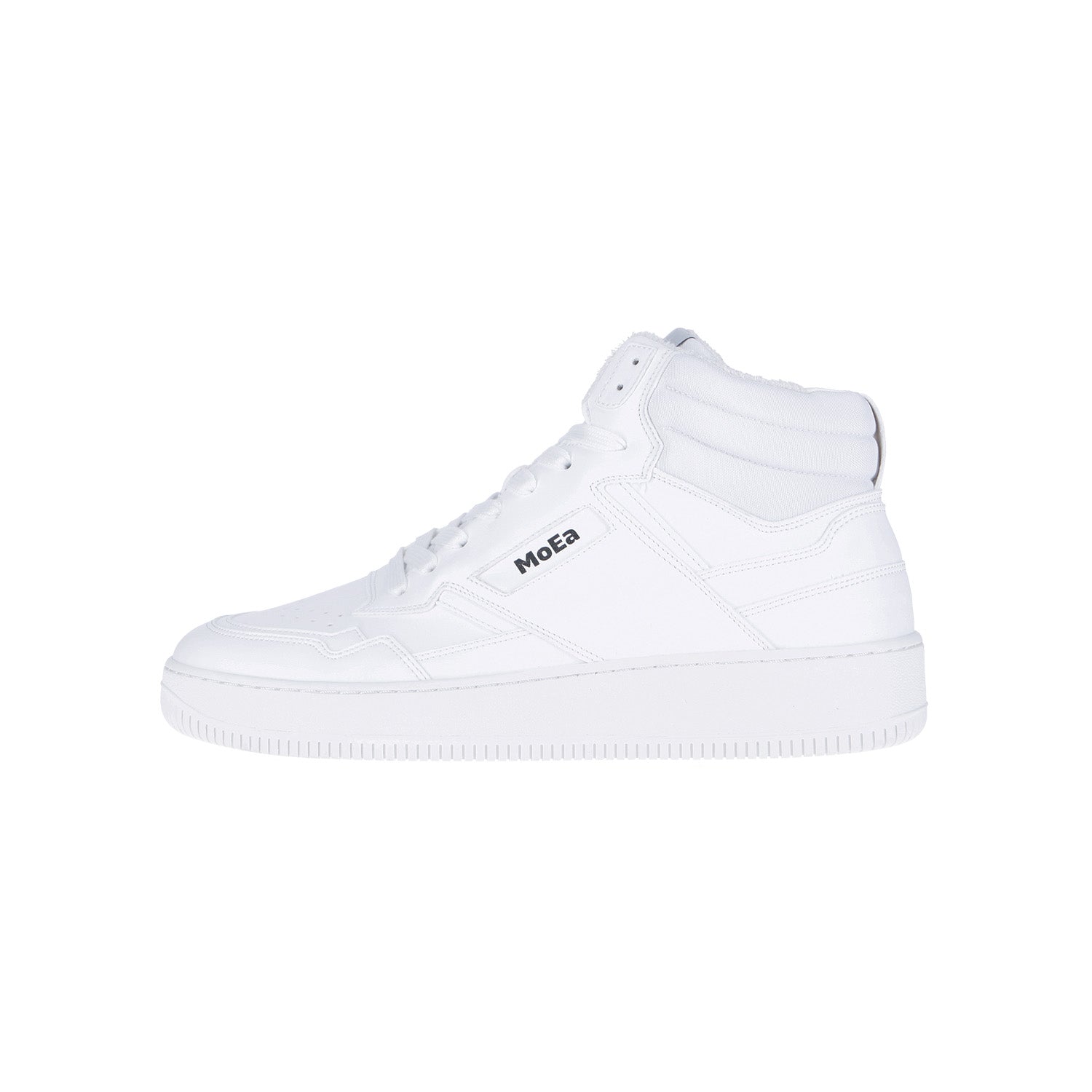 Der GEN1 Mid Grapes Full White von MoEa ist ein weißer High-Top-Sneaker mit Nähten, gepolstertem Knöchel und schwarzem MoEa-Branding, der aus kohlenstoffarmem Biomaterial gefertigt ist und sich vor einem schlichten weißen Hintergrund präsentiert.