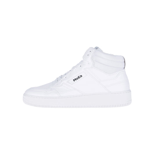 Der GEN1 Mid Grapes Full White von MoEa ist ein weißer High-Top-Sneaker mit Nähten, gepolstertem Knöchel und schwarzem MoEa-Branding, der aus kohlenstoffarmem Biomaterial gefertigt ist und sich vor einem schlichten weißen Hintergrund präsentiert.