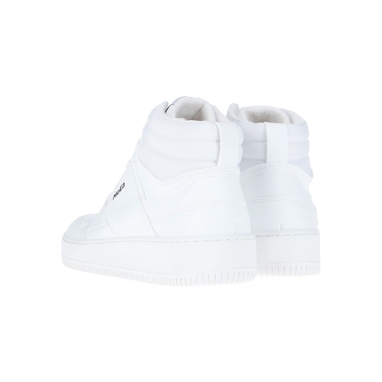 Ein Paar MoEa GEN1 Mid Grapes Full White High-Top-Sneakers mit gepolstertem Kragen, von hinten und leicht seitlich gezeigt, auf einem schlichten weißen Hintergrund.