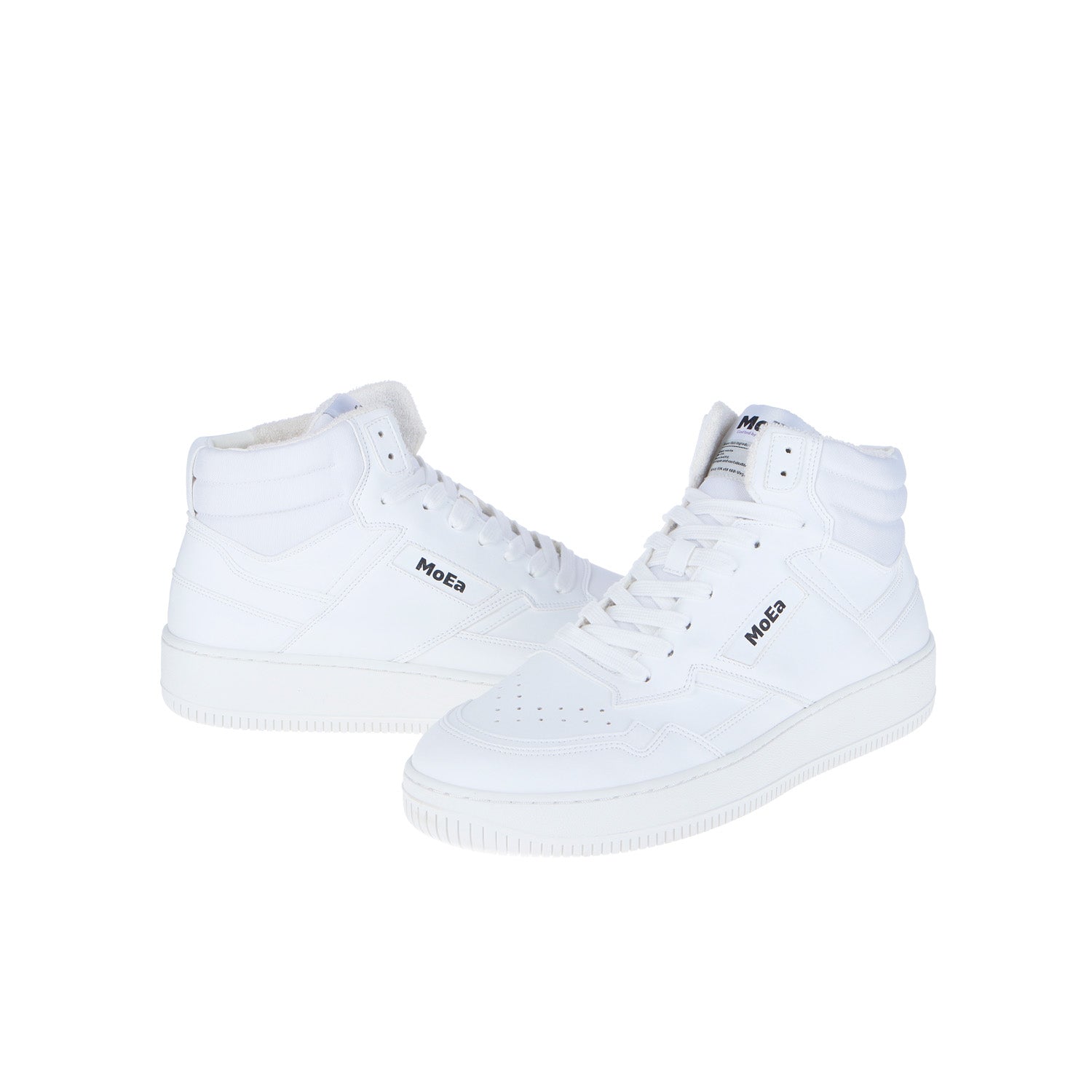 Ein Paar GEN1 Mid Grapes Full White High-Top-Sneaker von MoEa aus kohlenstoffarmem Biomaterial mit Schnürsenkeln und schwarzem MoEa-Branding an der Seite und auf der Zunge, dargestellt auf einem schlichten weißen Hintergrund.