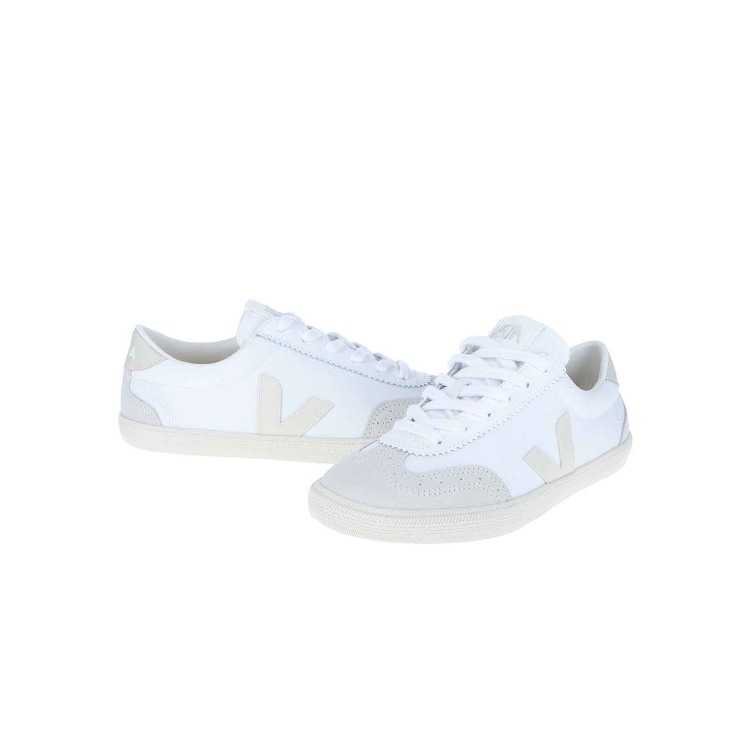 Die Veja Volley Canvas Beige/Weiß Sneakers haben ein nachhaltiges weißes Low-Top-Design mit hellbeigen Akzenten und dem charakteristischen V an den Seiten, das auf einem schlichten weißen Hintergrund zu sehen ist.