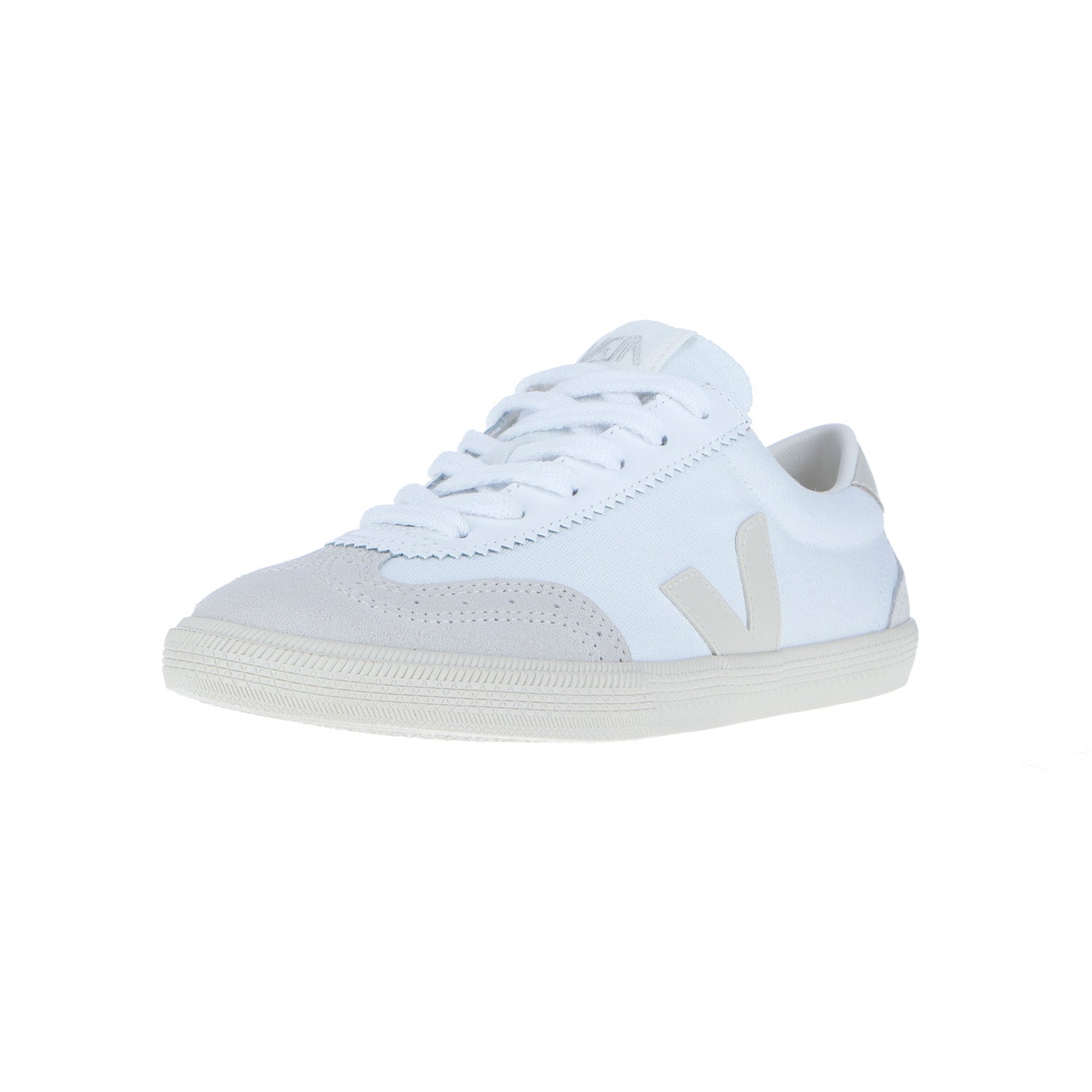 Der Veja Volley Canvas Beige/Weiß ist ein Low-Top-Sneaker mit weißen Schnürsenkeln, einer hellgrauen Zehenkappe und einem V-Logo sowie einer cremefarbenen, haltbaren Gummisohle, die vor einem einfarbig weißen Hintergrund steht.