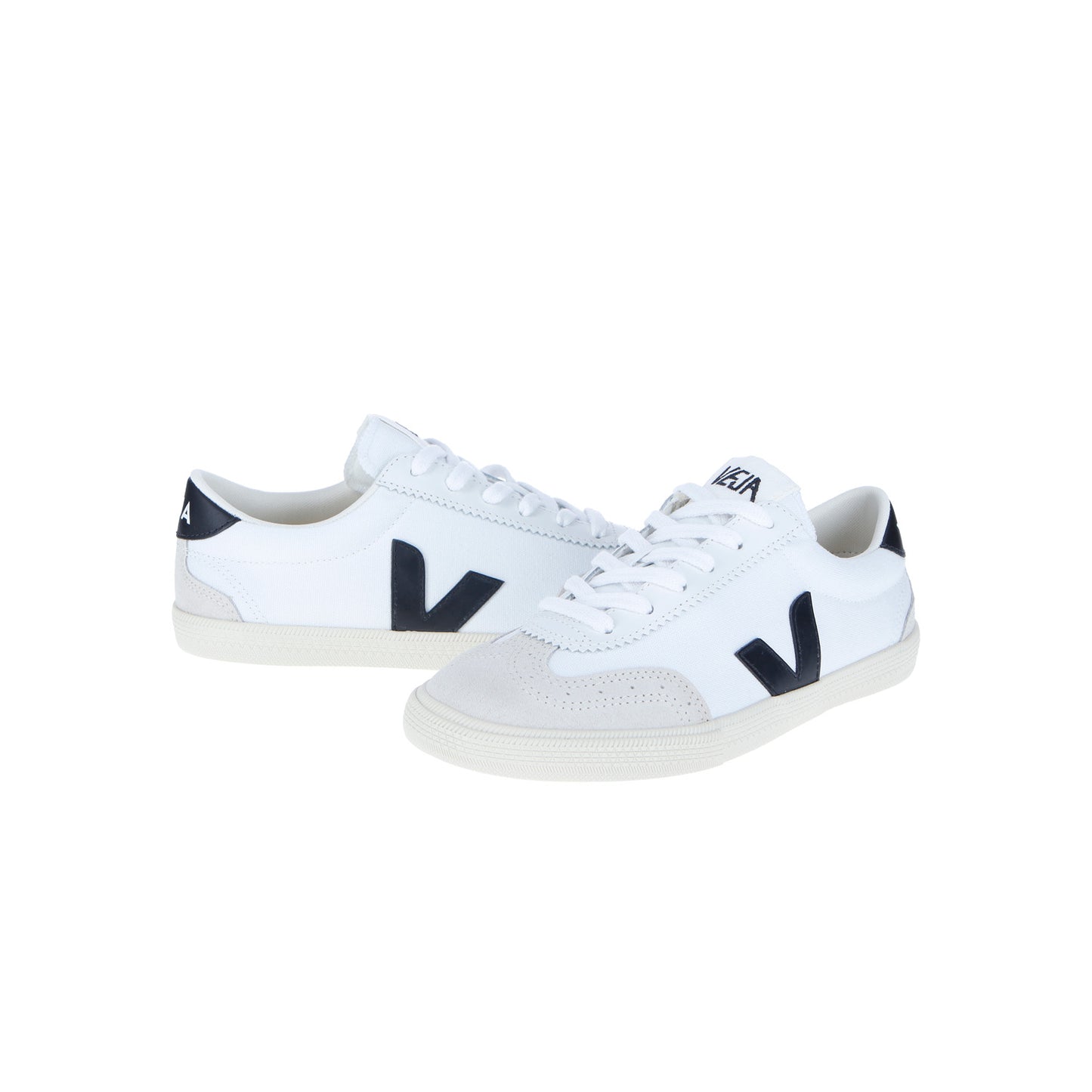 Die Veja Volley Canvas Men Sneakers in Schwarz/Weiß haben schwarze V-Logos, weiße Schnürsenkel, beigefarbene Gummisohlen und sind aus nachhaltigen Materialien wie recyceltem Polyester gefertigt. Ein Schuh steht aufrecht, der andere zeigt seine Seite und Rückseite.